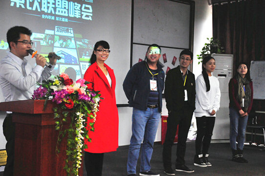 汪業龍經理邀請5位創業伙伴上臺做起游戲活躍現場氣氛，小伙伴們臉上透露期待的微笑